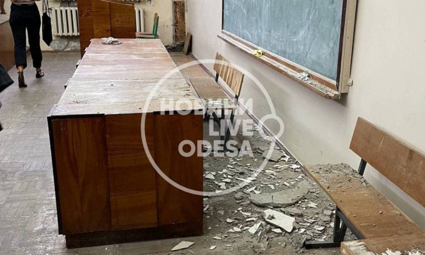 В известном университете имени Мечникова, во время пары, обвалился потолок