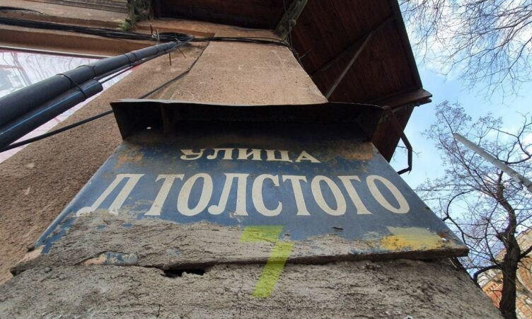 Со здания на улице Льва Толстого на головы прохожим падают кирпичи и штукатурка 