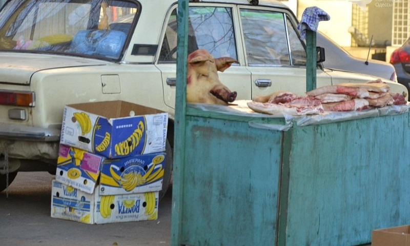 На одесских улицах развернулась «свинская» уличная торговля