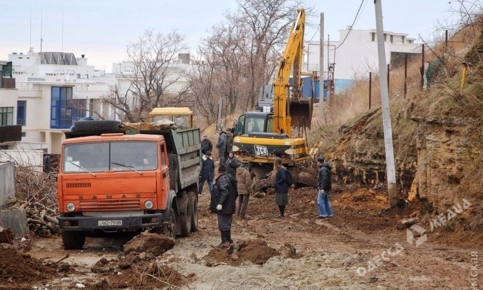 В Аркадии строители срезали склон