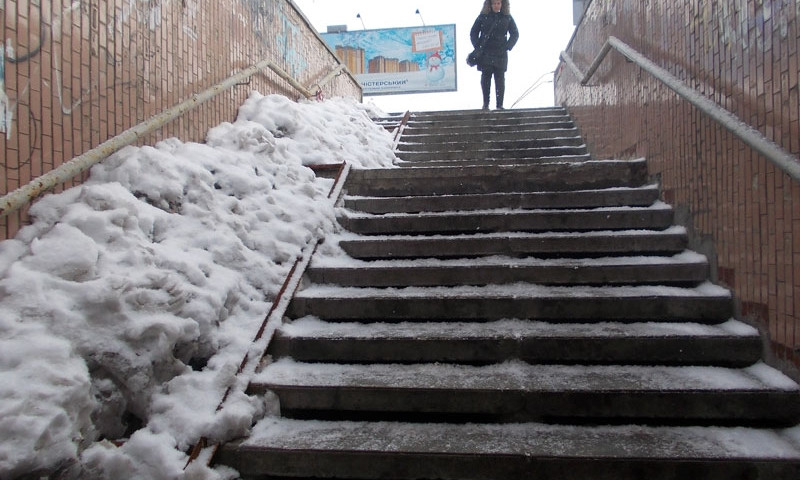 Пандусы в одесских подземных переходах засыпают снегом