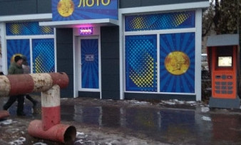 В Одессе лото-маркет устроил свалку во дворе жилого дома