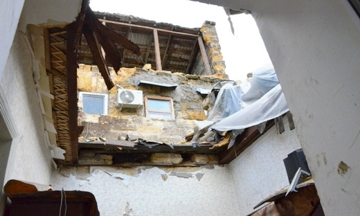 Поврежденные дома на ул.Генерала Цветаева восстанавливают
