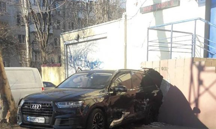 В Одессе Audi протаранила стену (ФОТО)