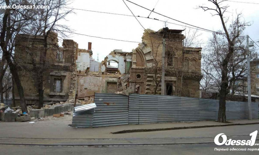 Развалины Масонского дома постепенно прекращаются в мусорную свалку и обитель для бомжей