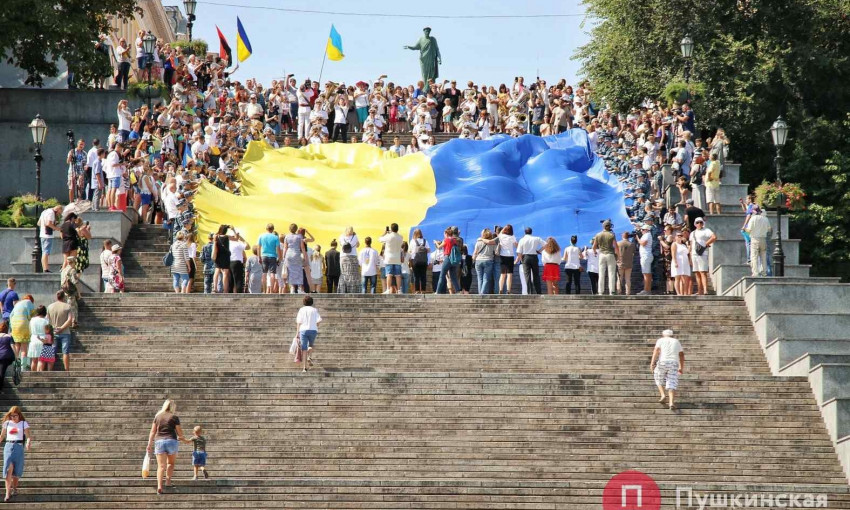 Большой флаг развернули на Потемкинской лестнице 