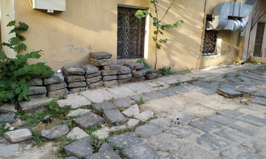 Во время реставрации дома Маразли историческую лавовую плитку бросили во дворе (ФОТО)