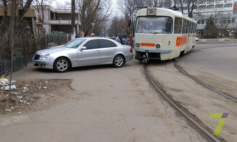 В Одессе автохам блокировал движение трамваев
