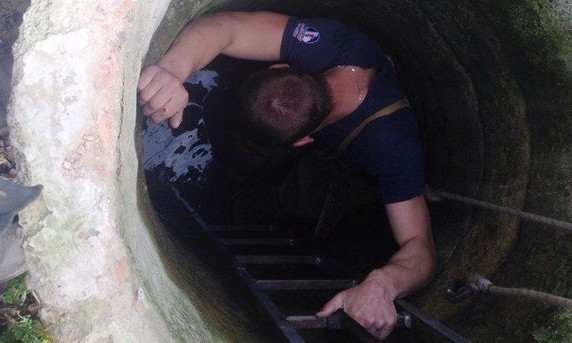 В Одесской области спасатели доставали человека из колодца