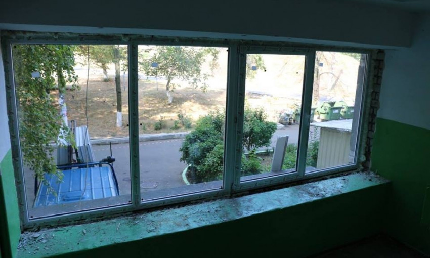 В Одесской области устанавливают металлопластиковые окна в подъездах