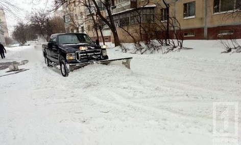 На Таирова одессит расчищал снег во дворе на внедорожнике