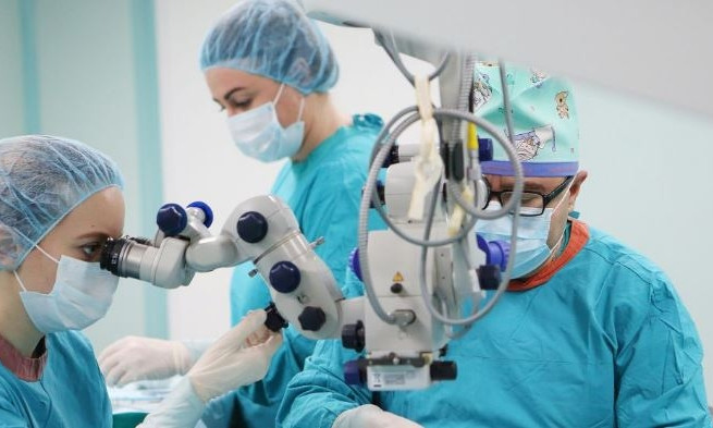 Одесские врачи смогли спасти глаз у молодой девушки, избавив от крупной опухоли