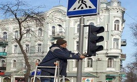 Вниманию водителей: в Одессе ремонтируют светофор 