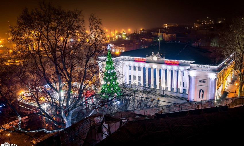 С крыш домов города руферы засняли новогоднюю Одессу