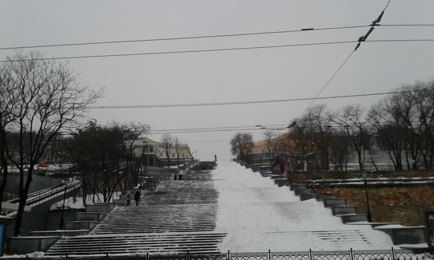 В снегу даже Потёмкинская лестница