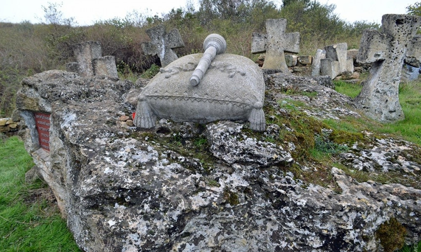 Одесситы вышли на уборку старинного казацкого кладбища