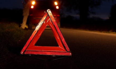Ночью в Одессе машина снесла дорожный знак 