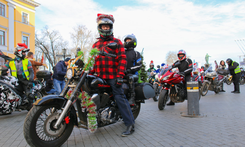 В Одессе состоялось сразу два парада Санта Клаусов 