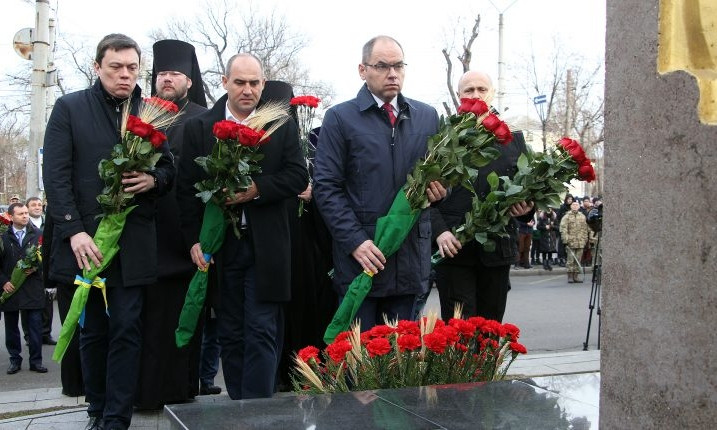 Сегодня одесситы вспоминают жертв Голодомора и несут цветы к памятнику трагедии