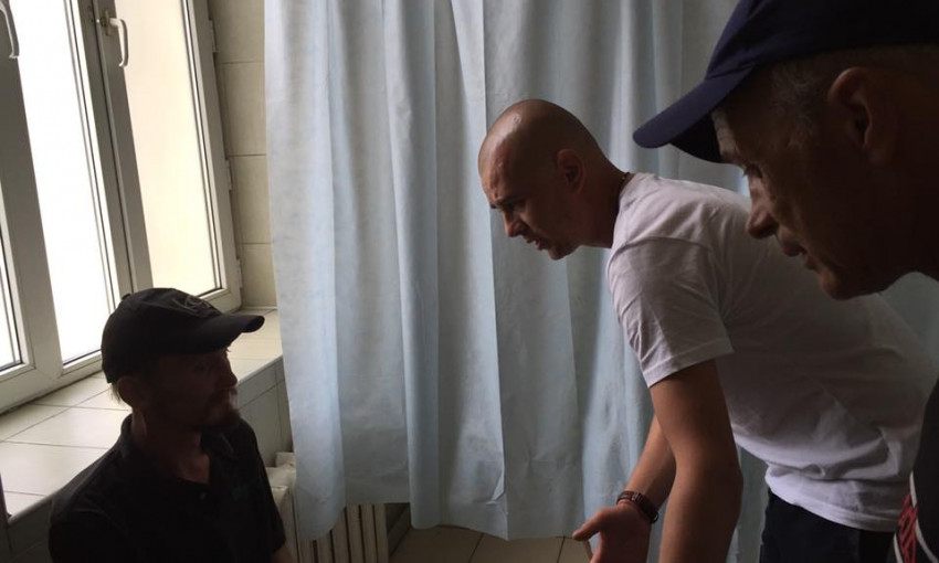Депутат Одесского горсовета подобрал умирающего бездомного в склепе