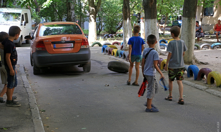 Группа детей собирает "дань" за проезд по Сегедской (ФОТО)