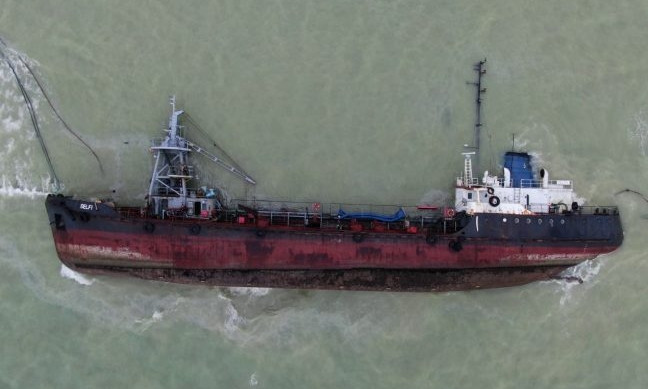 В Одессе решают, что делать с затонувшим танкером "Delfi" 