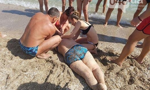 На одесском пляже чуть не утонула пожилая женщина