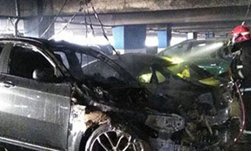 На подземной парковке подожгли автомобиль одесситки