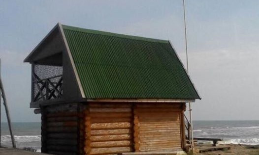 Над деревянным дачным домиком в Затоке подняли флаг Советского Союза