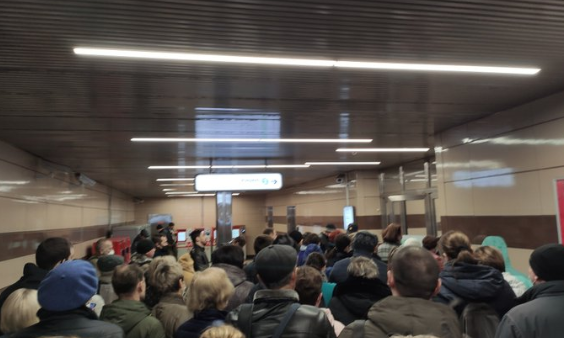 Дистанция? Не, не слышали: в московском метро давка и настоящий ад во время карантина (фото, видео)