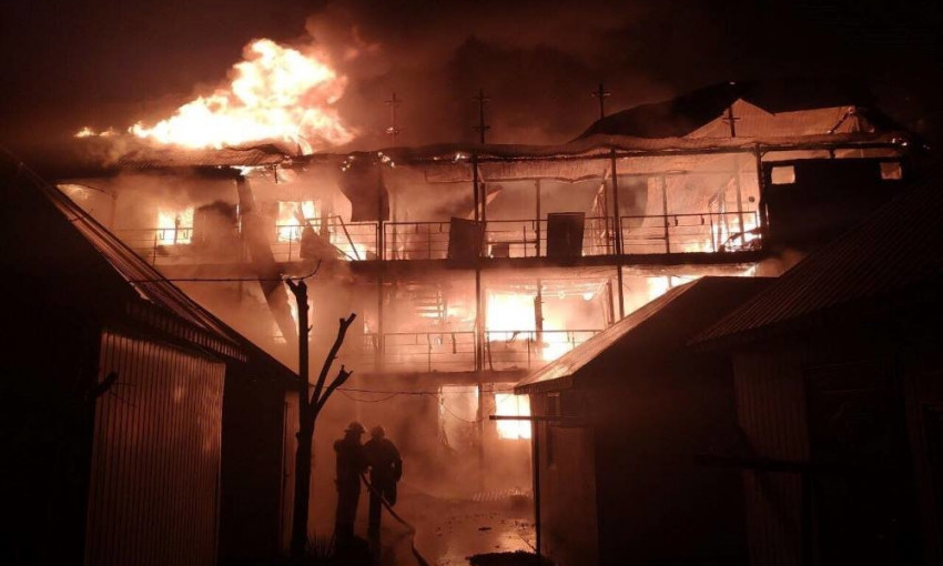 Масштабный утренний пожар в Затоке: сгорело 20 домиков