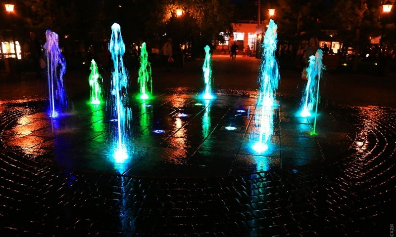 На Старосенной площади снова запустили световой фонтан