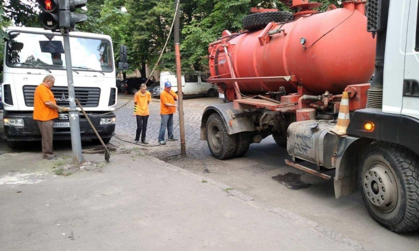 В Одессе коммунальщики ремонтируют дождеприемники – куда лучше не ехать 