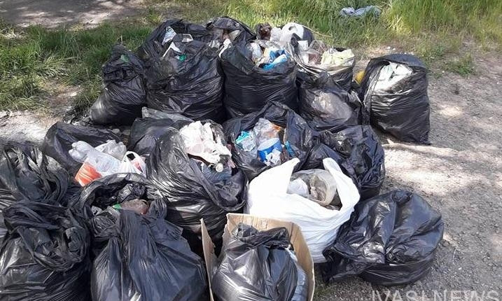5,5 часов и 30 мешков мусора: одесситы очистили склоны у моря