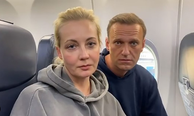 Самолет с Навальным сел не там, где его ждали - борт направили в другой аэропорт Москвы