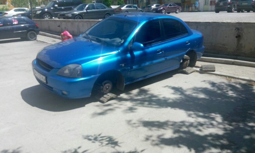 На поселке Котовского очередной автомобиль остался без колес