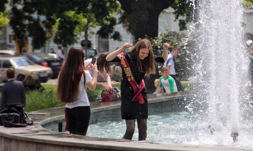 Одесские фонтаны заполонили выпускники