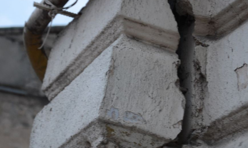 В Одессе на газовой трубе висит отколовшийся кусок фасада здания