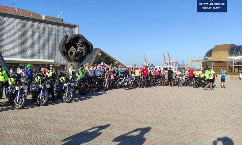 В Одессе патрульные приняли участие в праздничном велосипедном пробеге  