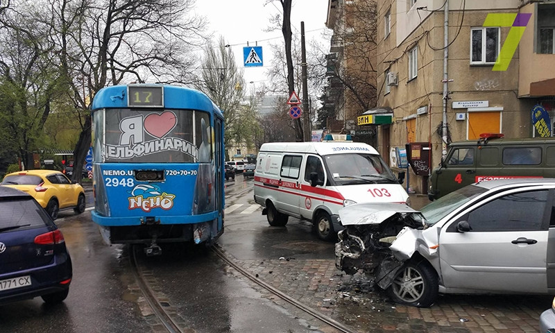 В Одессе автомобиль влетел в трамвай, из-за скользкой брусчатки