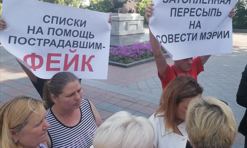 В Одессе начался митинг жителей Пересыпи: они заявили, что их двор все ещё затоплен