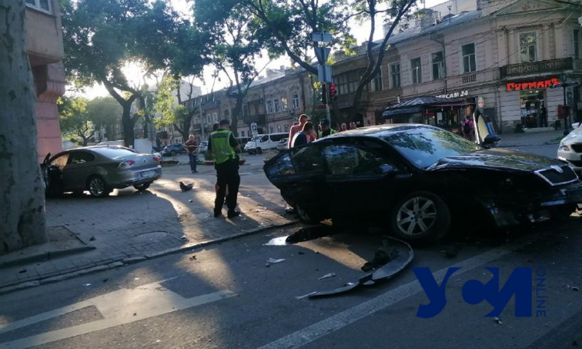 В Одессе автомобиль протаранил здание 