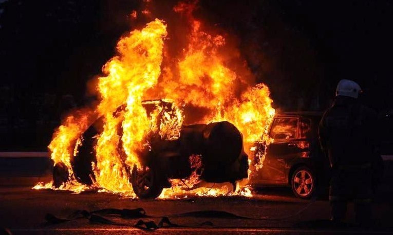На Новосельского сгорел автомобиль, устанавливается причина пожара