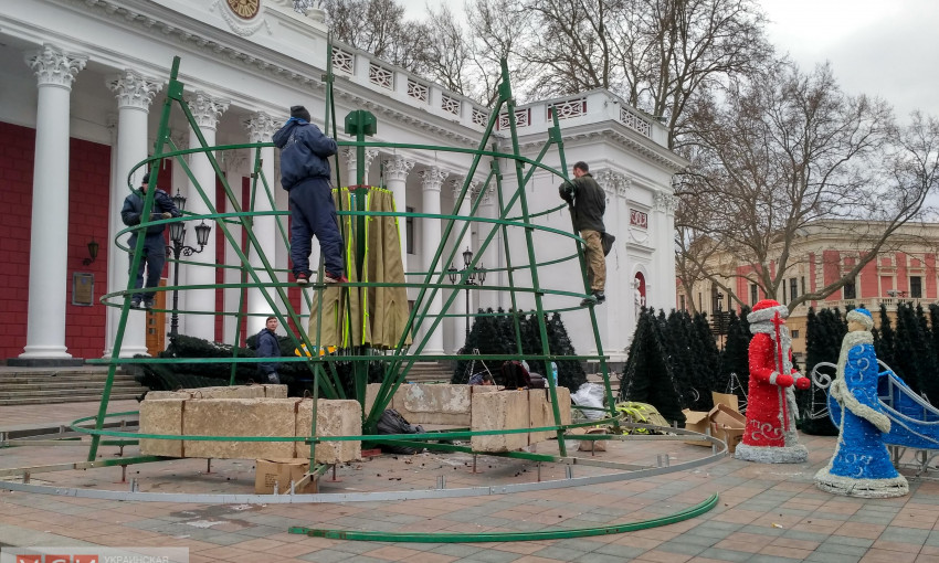 На Думской площади демонтировали главную елку Одессы