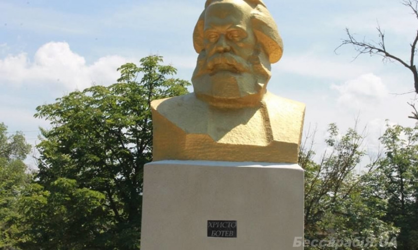 В Одесской области памятник основоположнику коммунизма переименовали в честь болгарского поэта 
