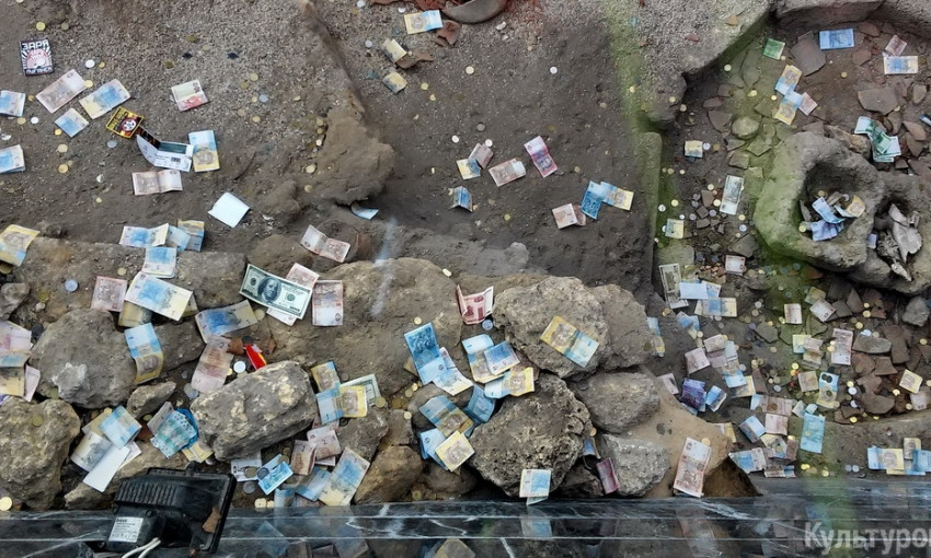 В Одессе туристы кидают деньги в саркофаг