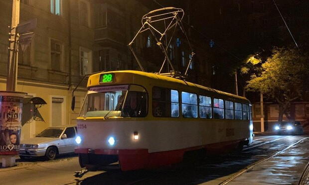 В Одессе трамвай сбил прохожего на тротуаре 