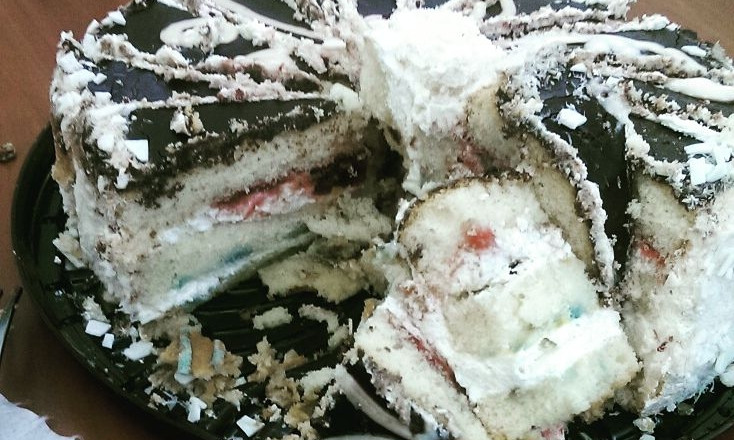 Фотофакт: одесский супермаркет реализует просроченные торты с плесенью