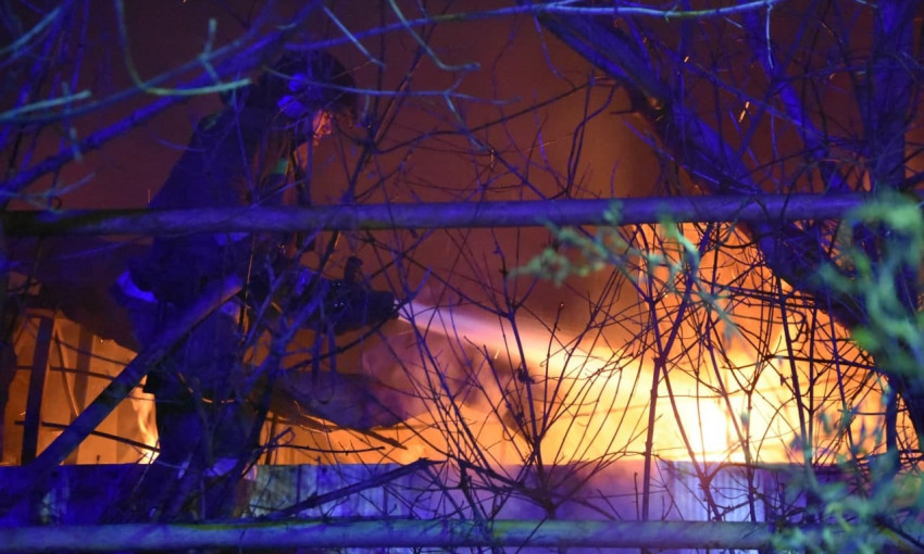 В Одессе сгорели ангар и грузовик 
