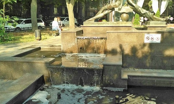 Еще один одесский фонтан начал пенится
